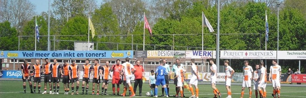 Bernardus 1 in actie tegen Alphen 1 — uitwedstrijd 25 april 2026